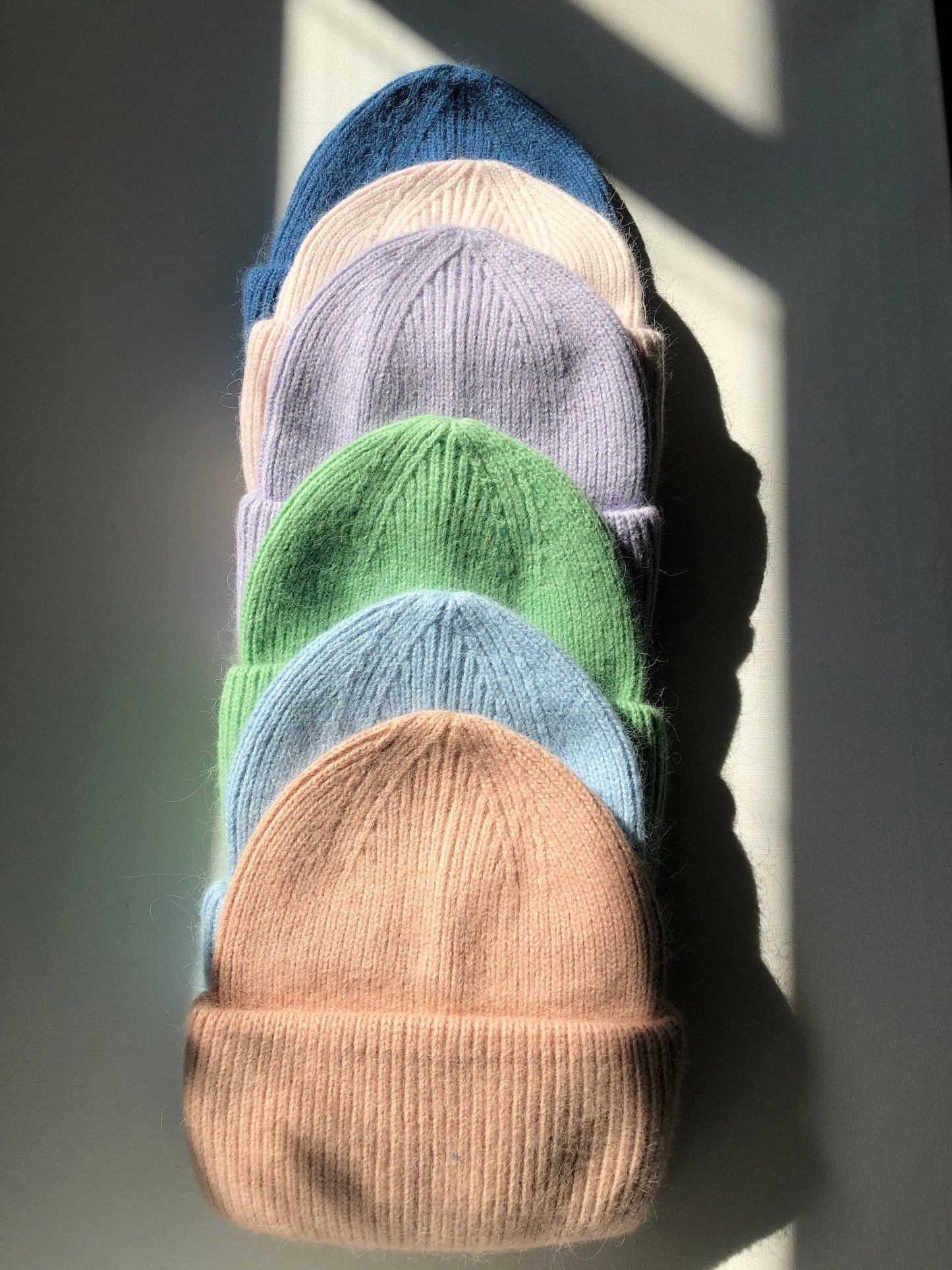 ROYAL ANGORA WOOL BEANIE - snow pastel: Lotus pink