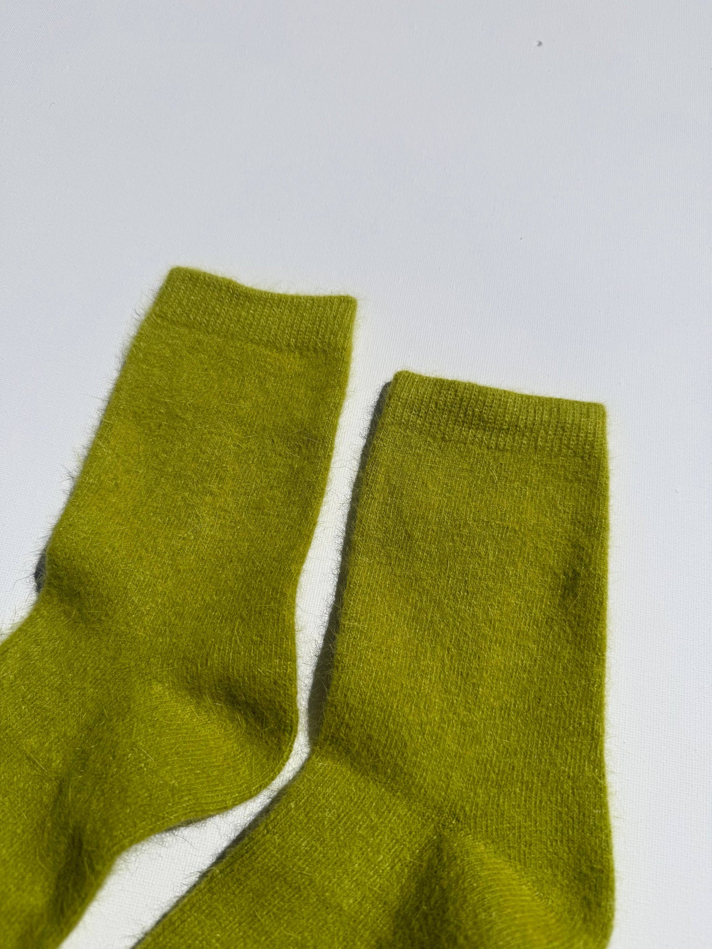 FLUFFY ANGORA SOCKS - crystal bright: Violet Jade